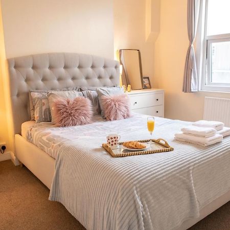 4 Bedroom Flat With High Speed Wi-Fi In North Acton, Ealing, West London Londres Exterior foto