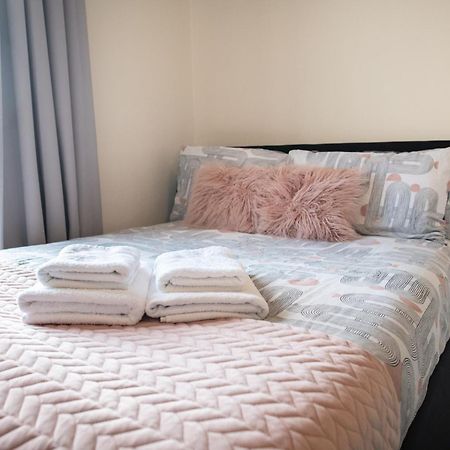 4 Bedroom Flat With High Speed Wi-Fi In North Acton, Ealing, West London Londres Exterior foto