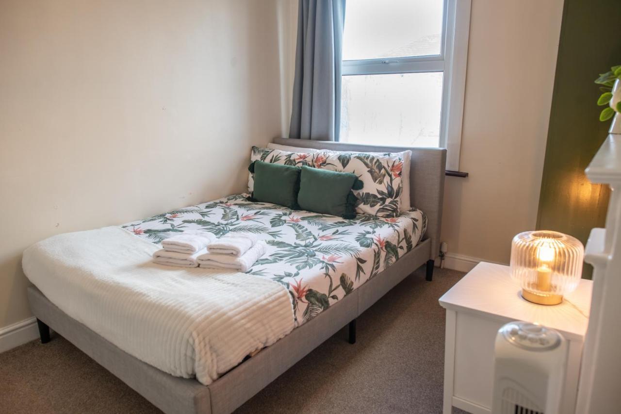 4 Bedroom Flat With High Speed Wi-Fi In North Acton, Ealing, West London Londres Exterior foto