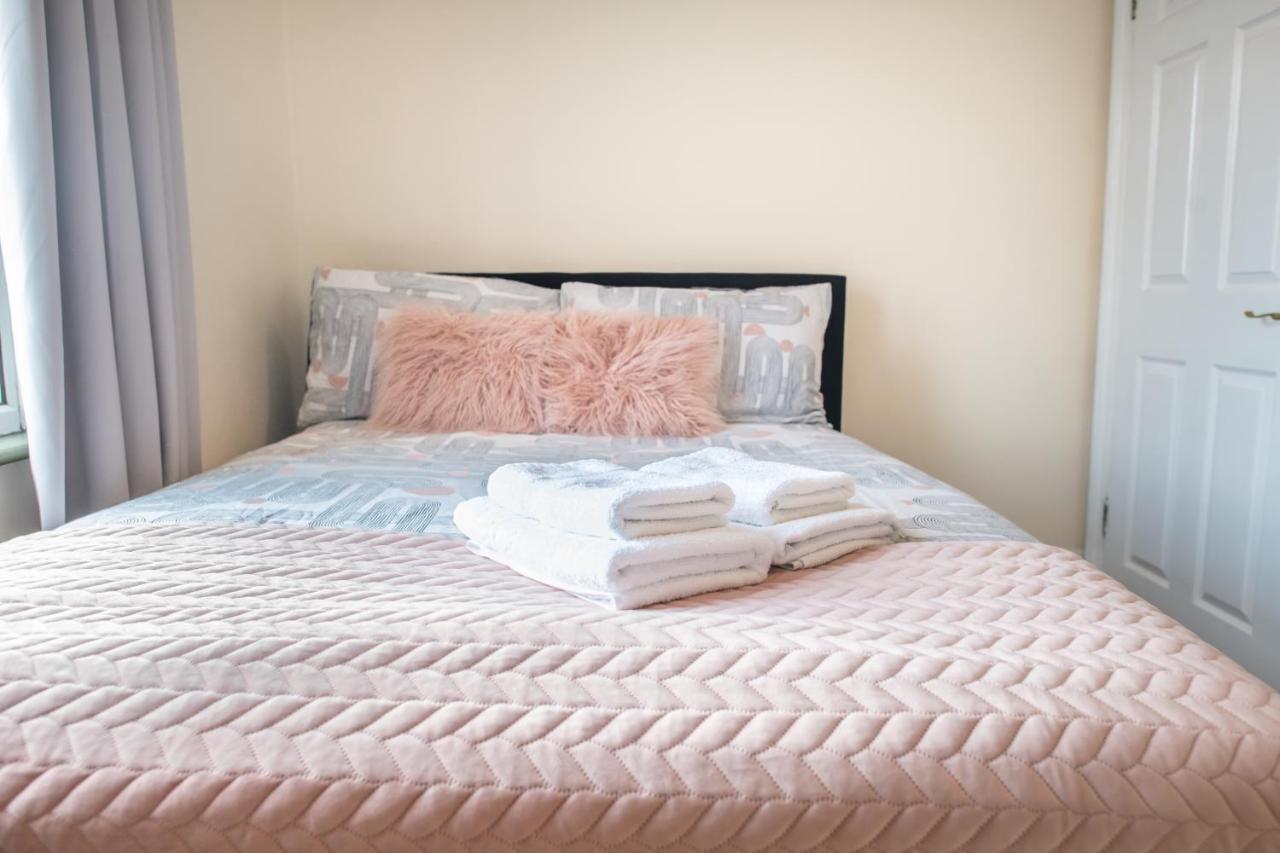4 Bedroom Flat With High Speed Wi-Fi In North Acton, Ealing, West London Londres Exterior foto