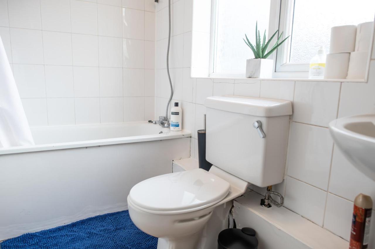4 Bedroom Flat With High Speed Wi-Fi In North Acton, Ealing, West London Londres Exterior foto