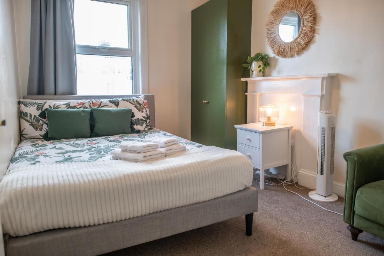 4 Bedroom Flat With High Speed Wi-Fi In North Acton, Ealing, West London Londres Exterior foto