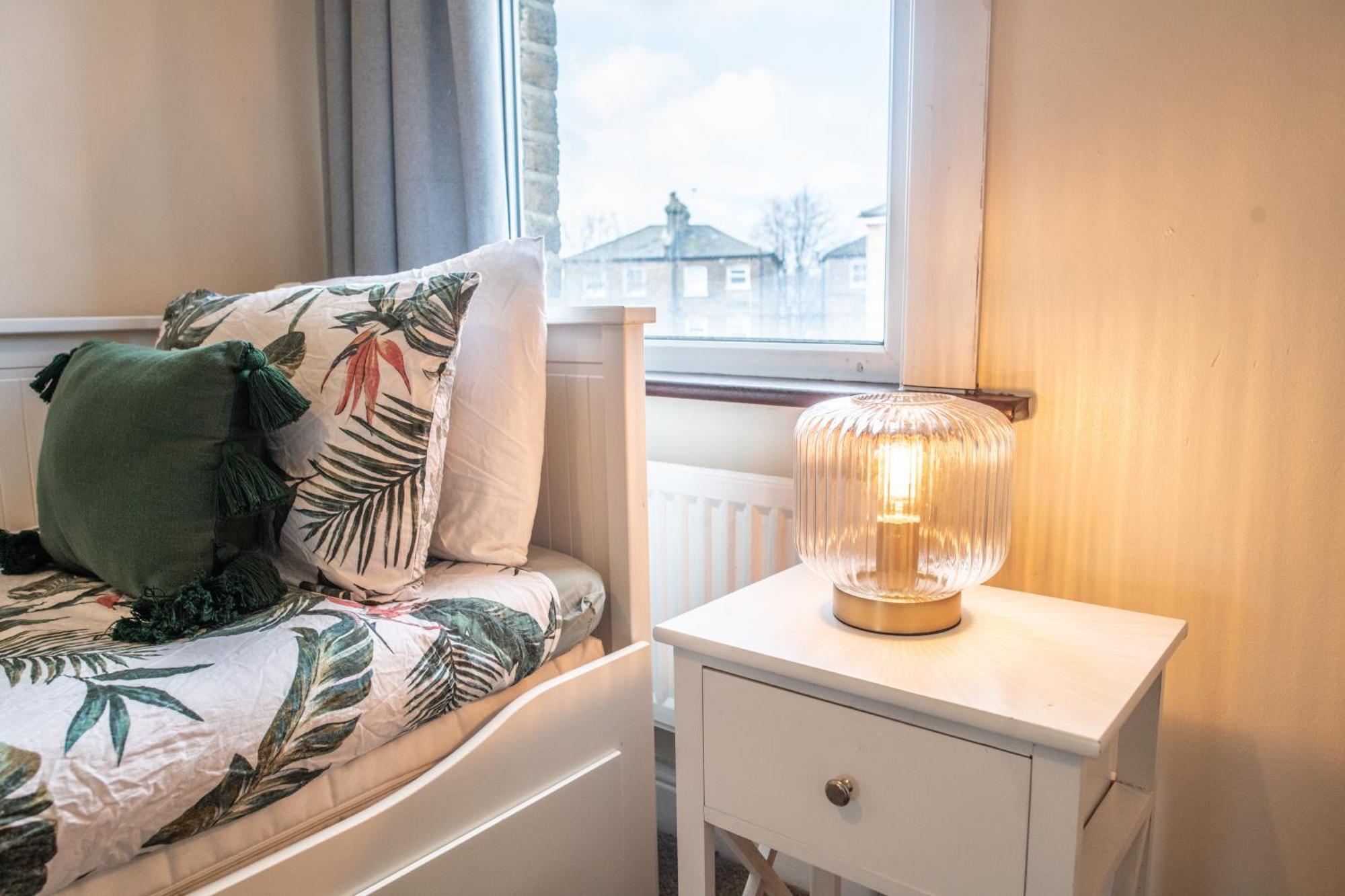 4 Bedroom Flat With High Speed Wi-Fi In North Acton, Ealing, West London Londres Exterior foto