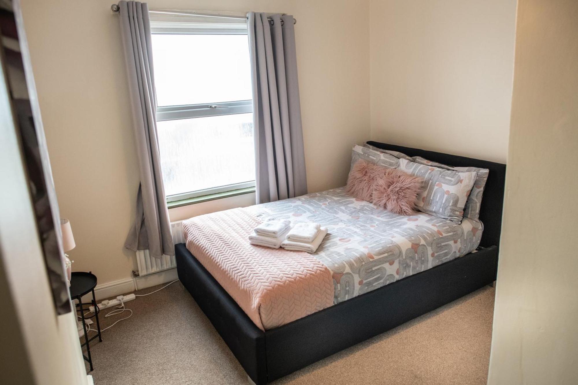 4 Bedroom Flat With High Speed Wi-Fi In North Acton, Ealing, West London Londres Exterior foto
