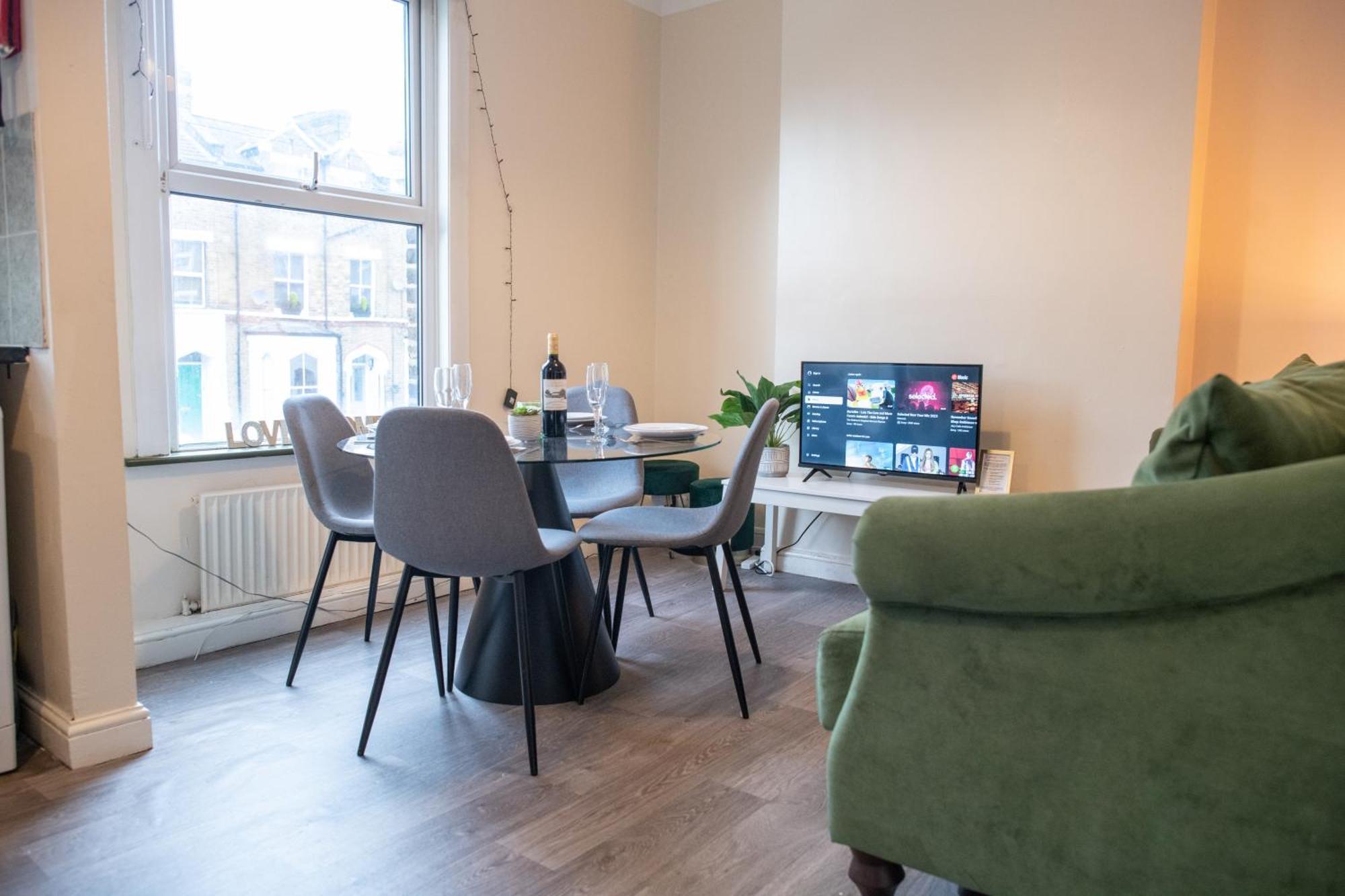4 Bedroom Flat With High Speed Wi-Fi In North Acton, Ealing, West London Londres Exterior foto