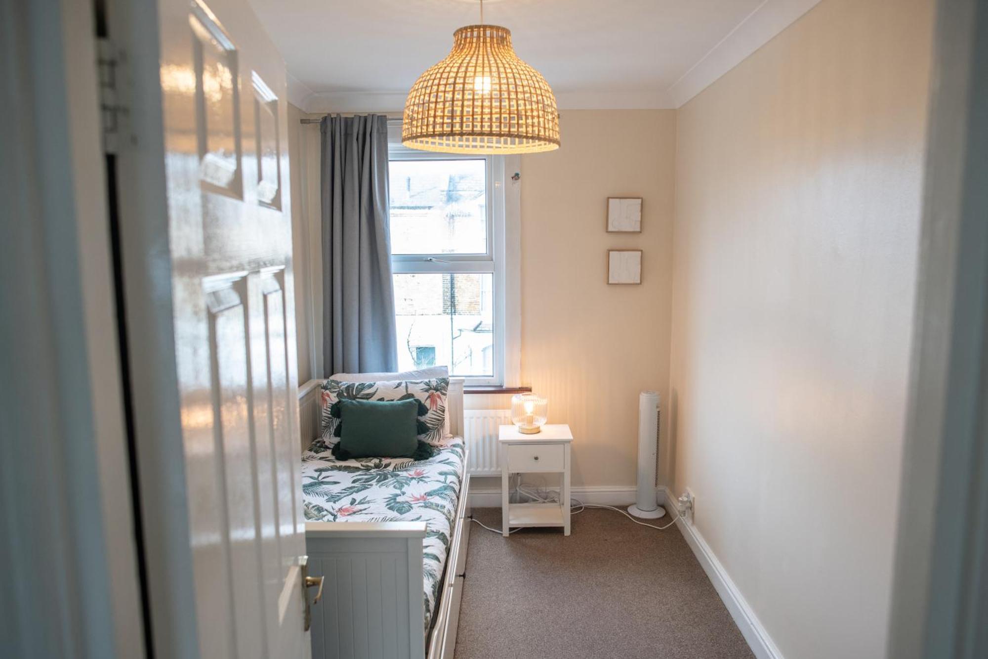 4 Bedroom Flat With High Speed Wi-Fi In North Acton, Ealing, West London Londres Exterior foto